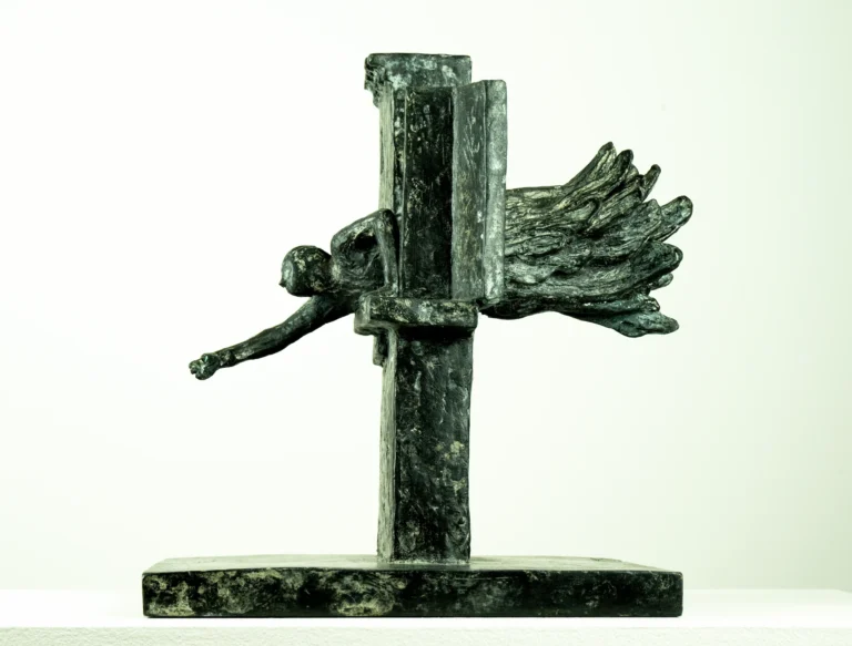 "Kvinnefigur lener seg ut av vinduet"