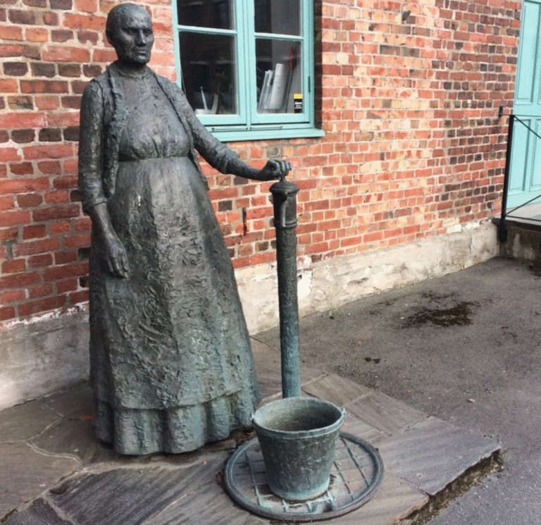 "Kona ved vannposten" - bak Norsk Døvemuseum